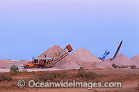 Mining for opals Coober Pedy Photo - Gary Bell